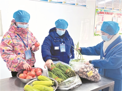 天脊幼儿园： 伙食监督员 饮食保安全