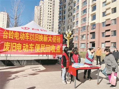 潞华街道：挪走“僵尸车” 还市民空间