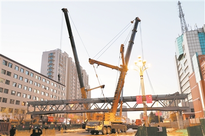 天桥“飞”南北 出行更安全 ——中华大街人行天桥主体完工