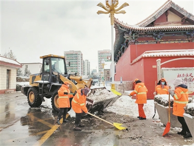 遇“雪”奋战 全力保畅通