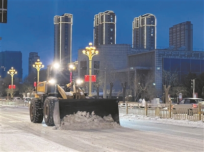 全员齐上阵 除雪保畅通