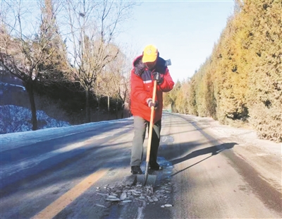 公路段：攻坚清除公路残雪