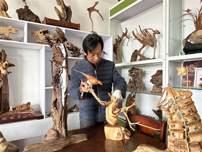 苗魁宁：巧手迎龙年 非遗贺