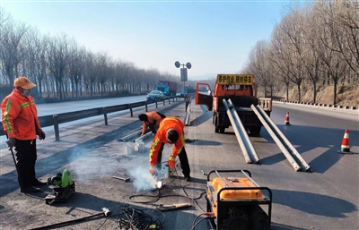 公路段：维修安保设施 保障春运畅通