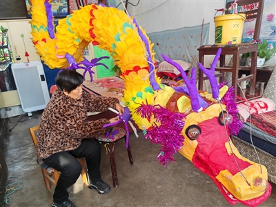 巧制花灯 结彩迎春