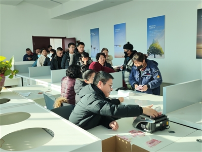 集体经济结硕果 村民分红乐开颜