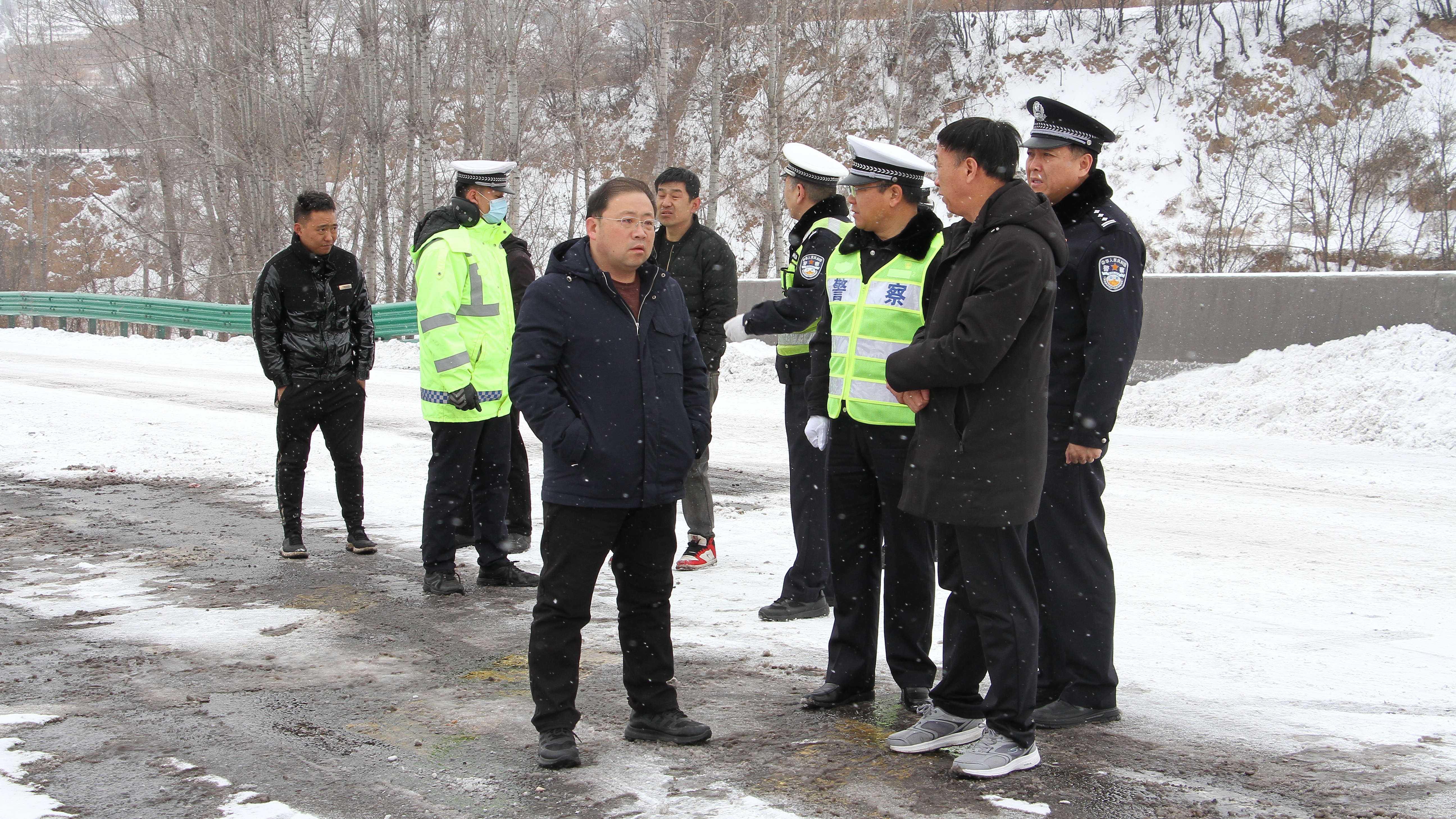 柴哲实地督查冰雪天气道路交通安全工作
