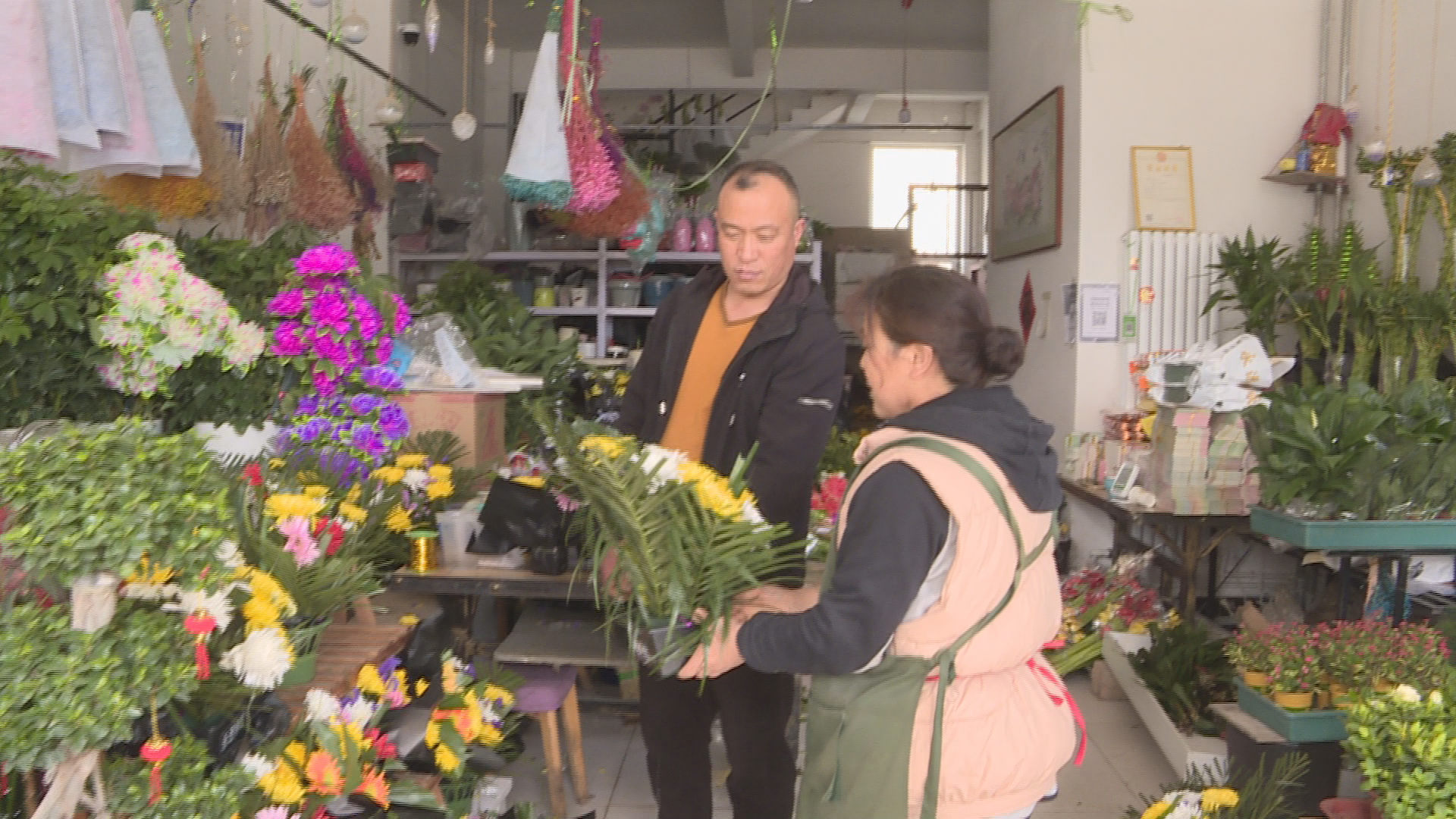 【网络中国节·清明】鲜花束束寄哀思  文明祭祀新风尚