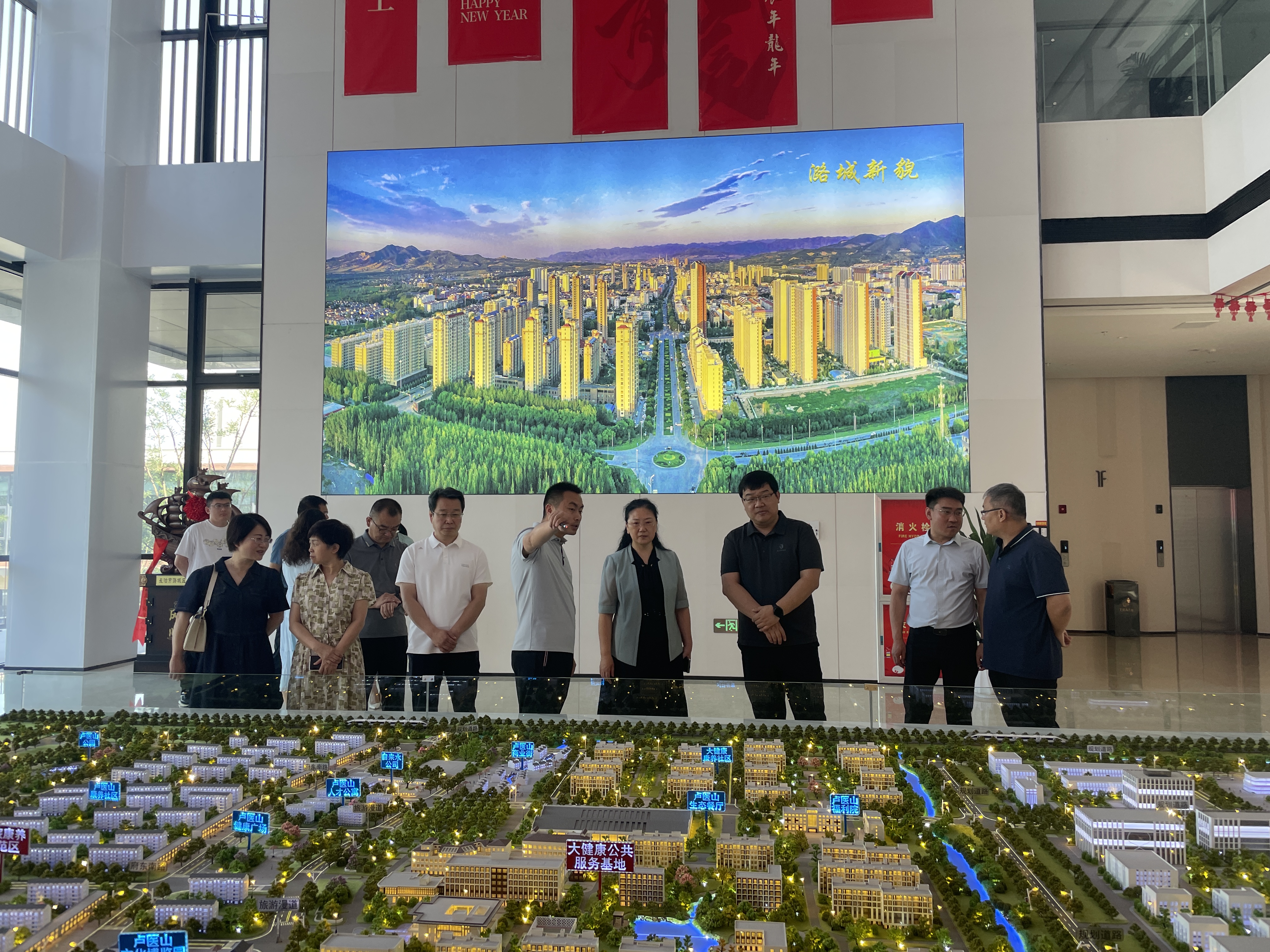 张丽芳在我区调研