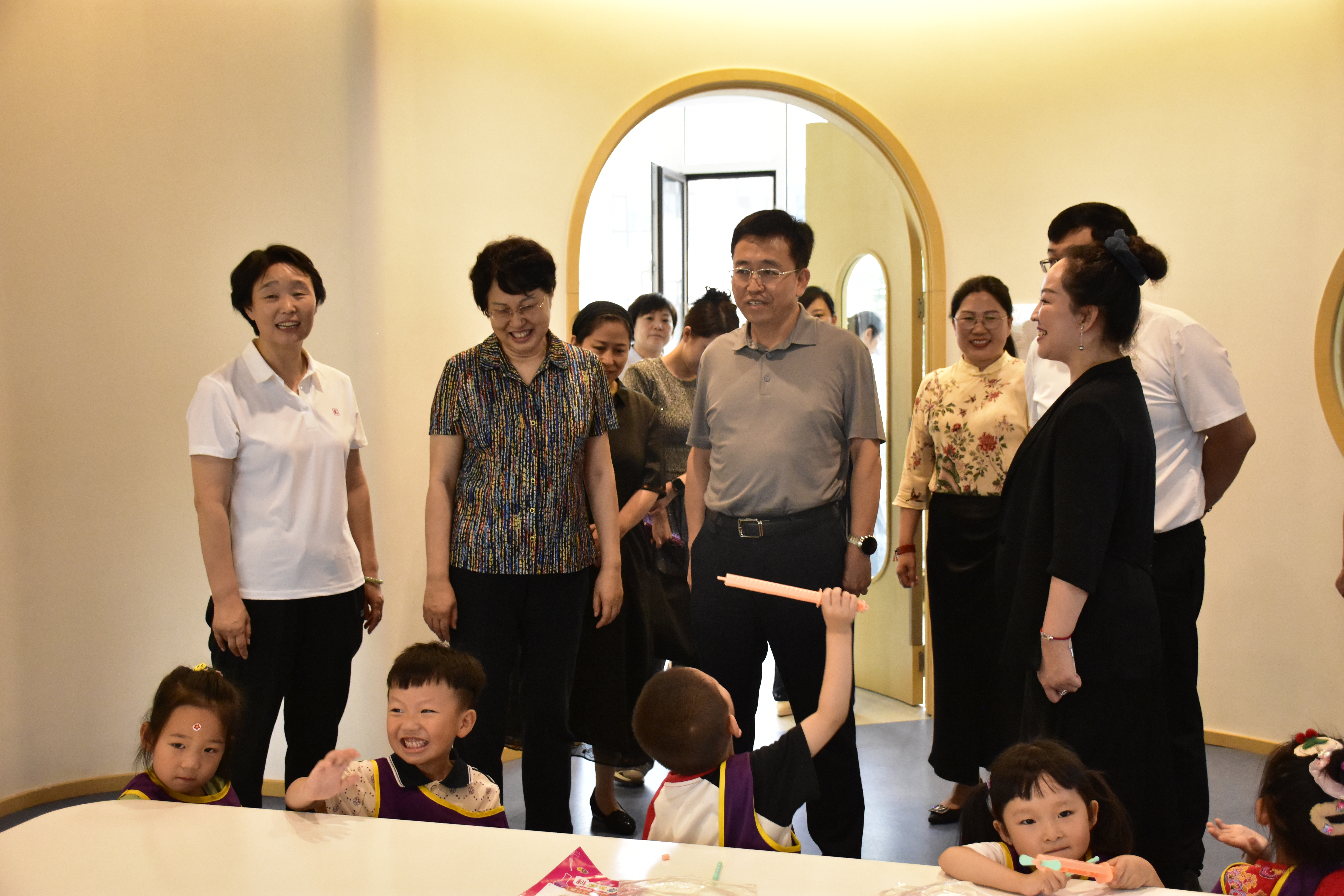 黄岑丽在我区调研妇女儿童工作