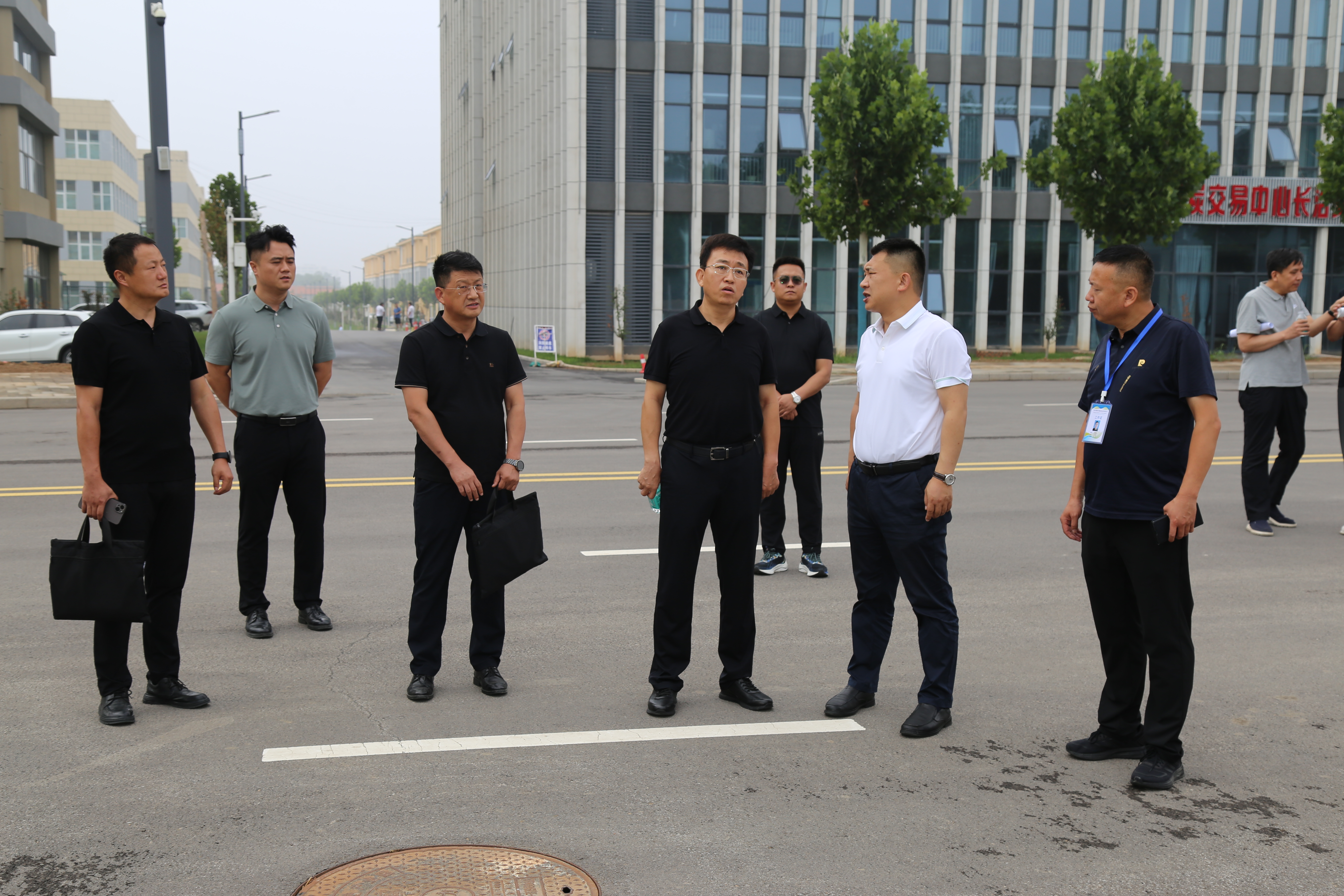 段尧刚在数智互联产业园调研