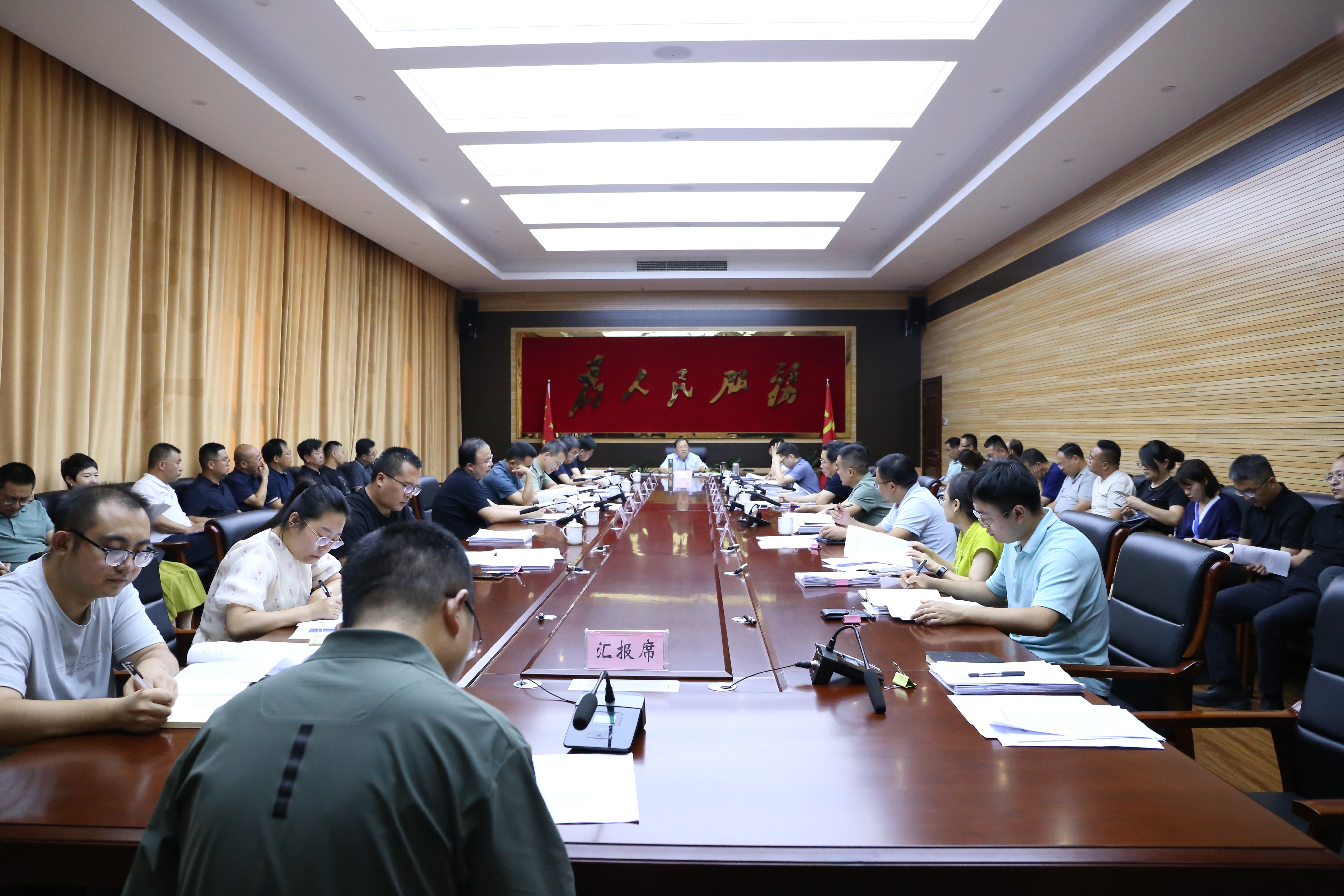 区政府召开常务会议