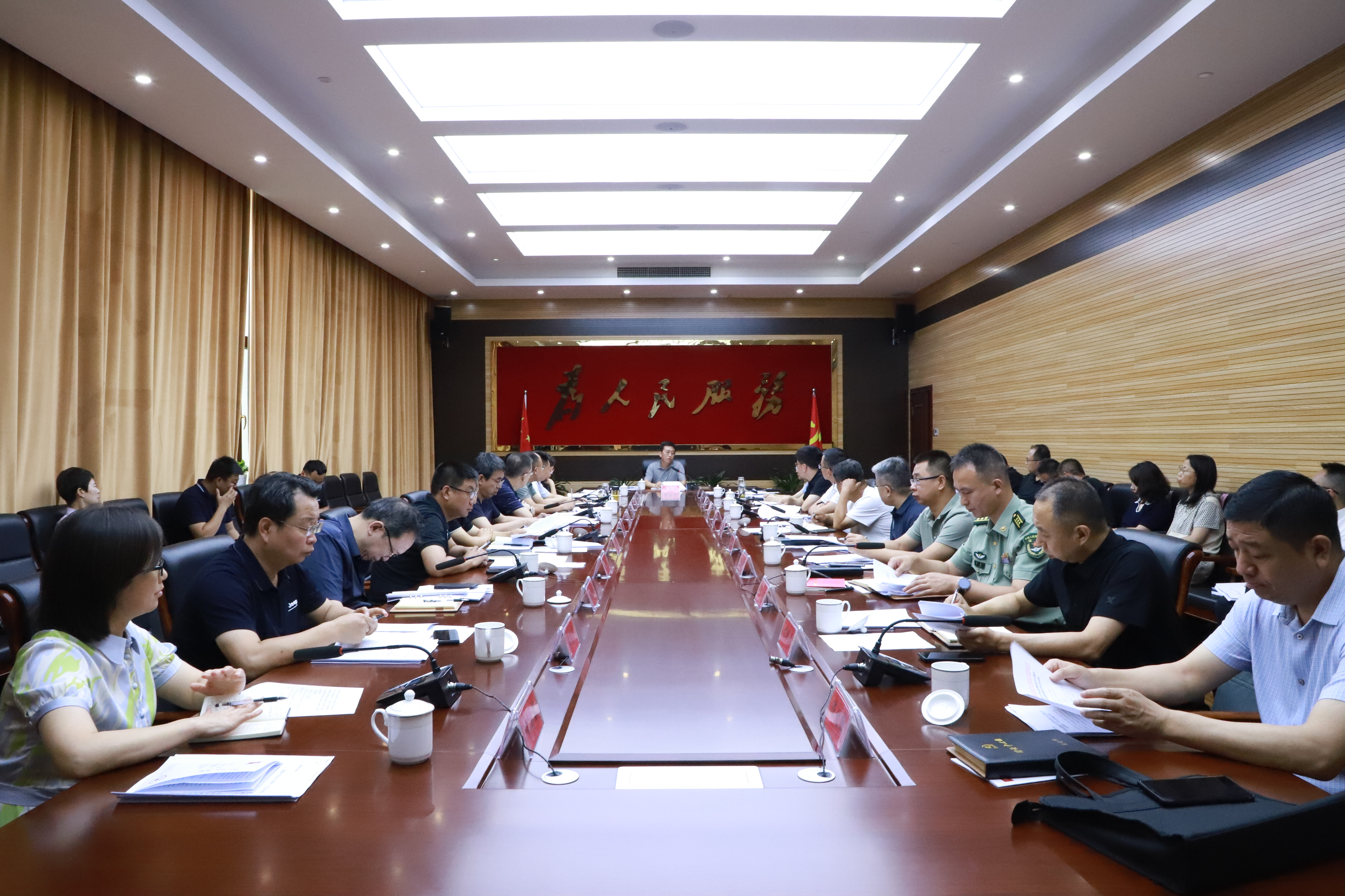 区委理论学习中心组暨党纪学习教育区级领导第四次集中学习会议召开