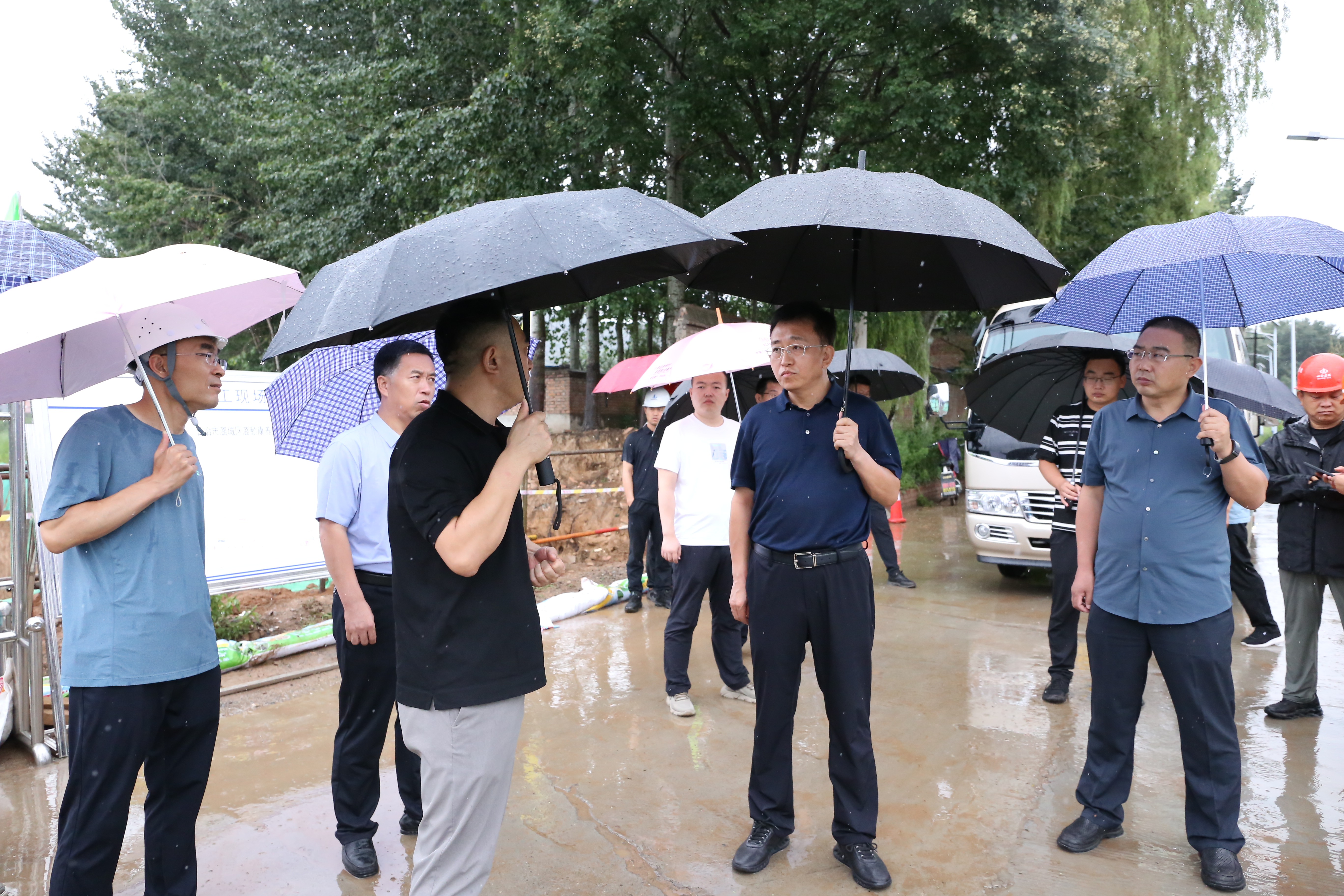 段尧刚调研城建项目并开展巡河工作