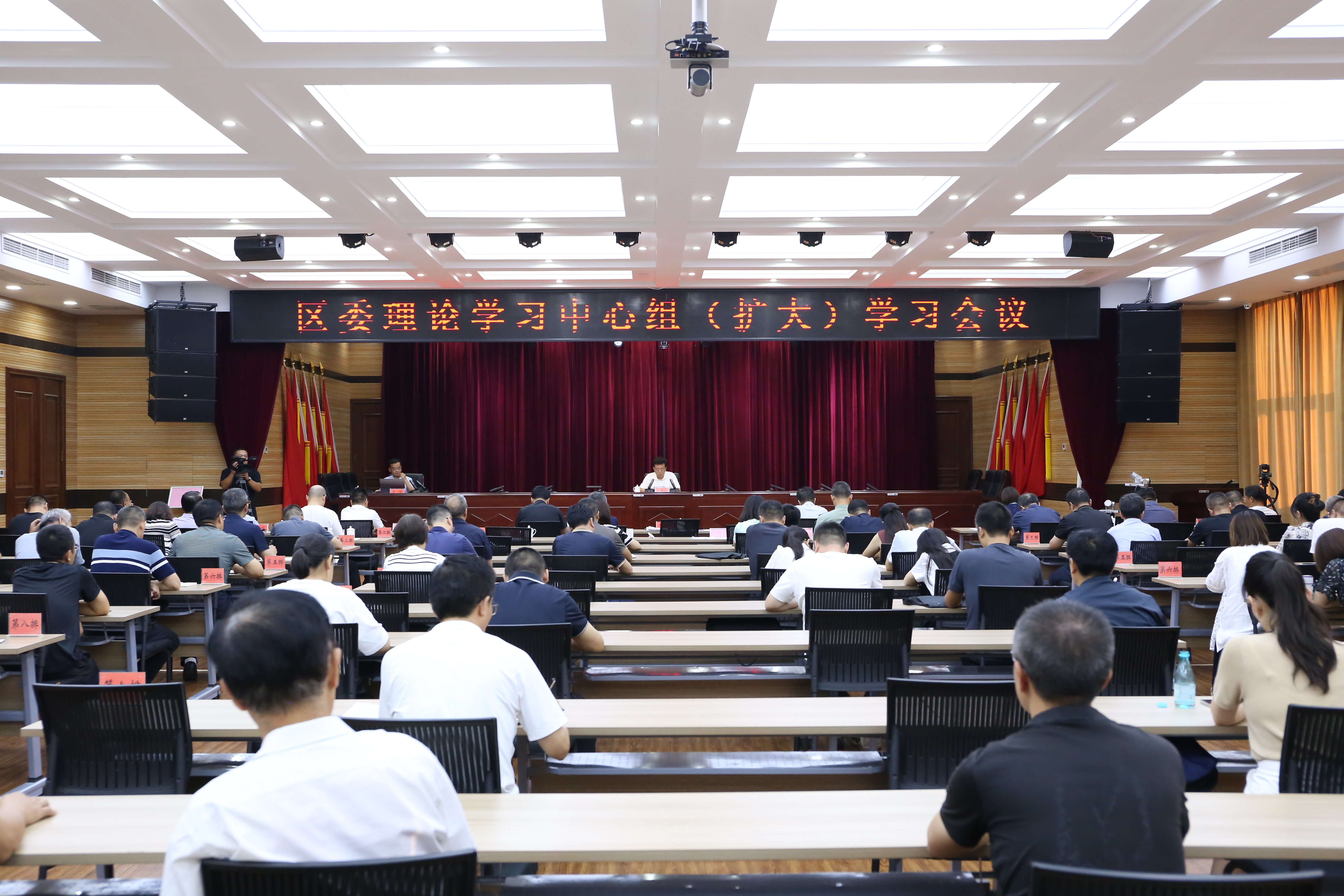 区委理论学习中心组（扩大）会议召开