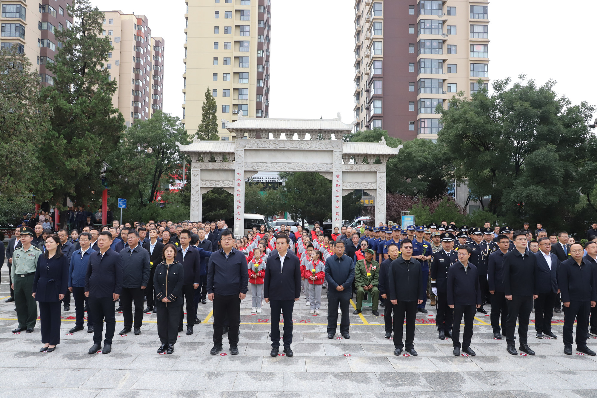 我区举行烈士纪念日向烈士敬献花篮仪式