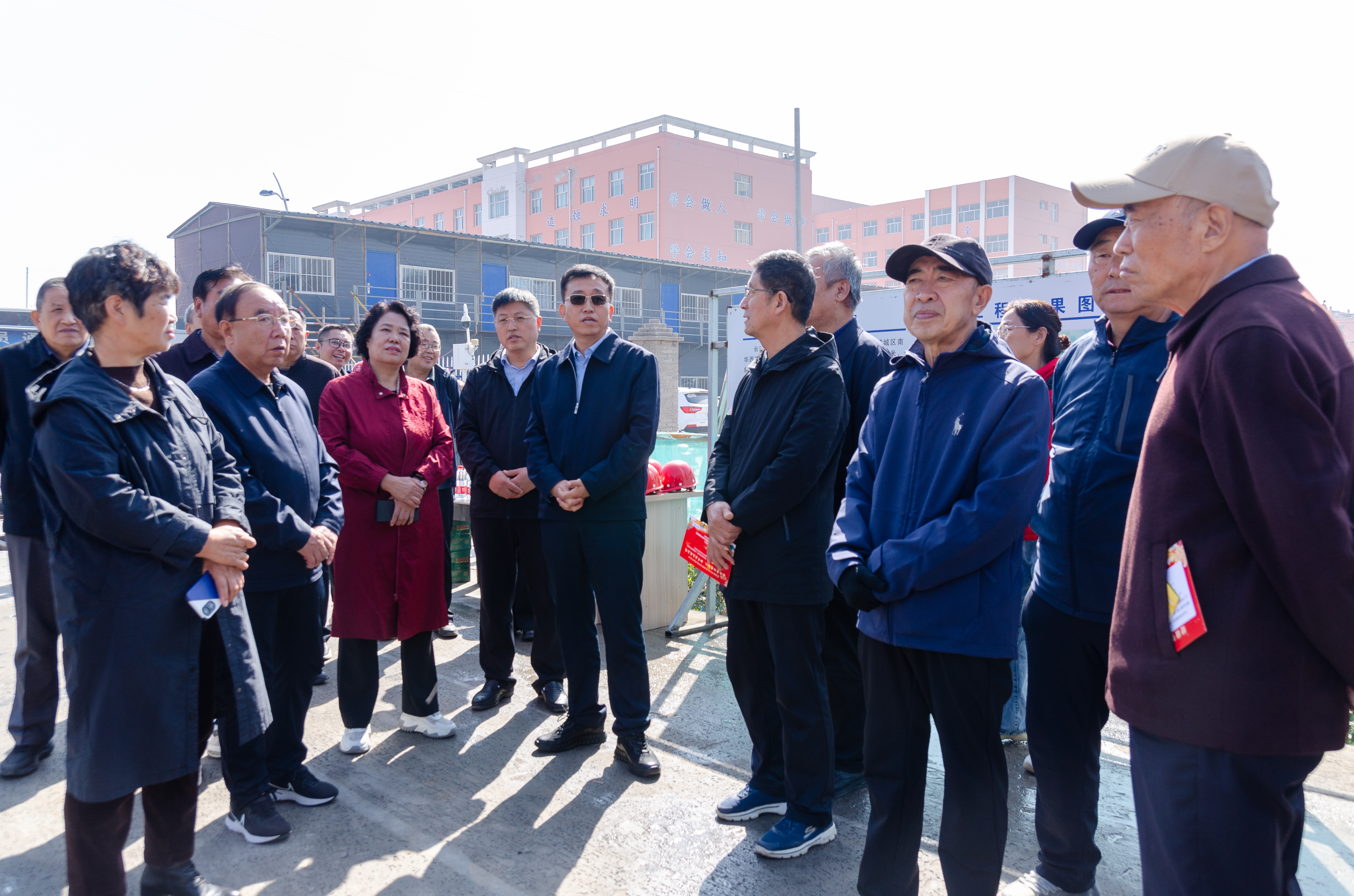区委老干部局组织离退休干部视察全区重点建设项目