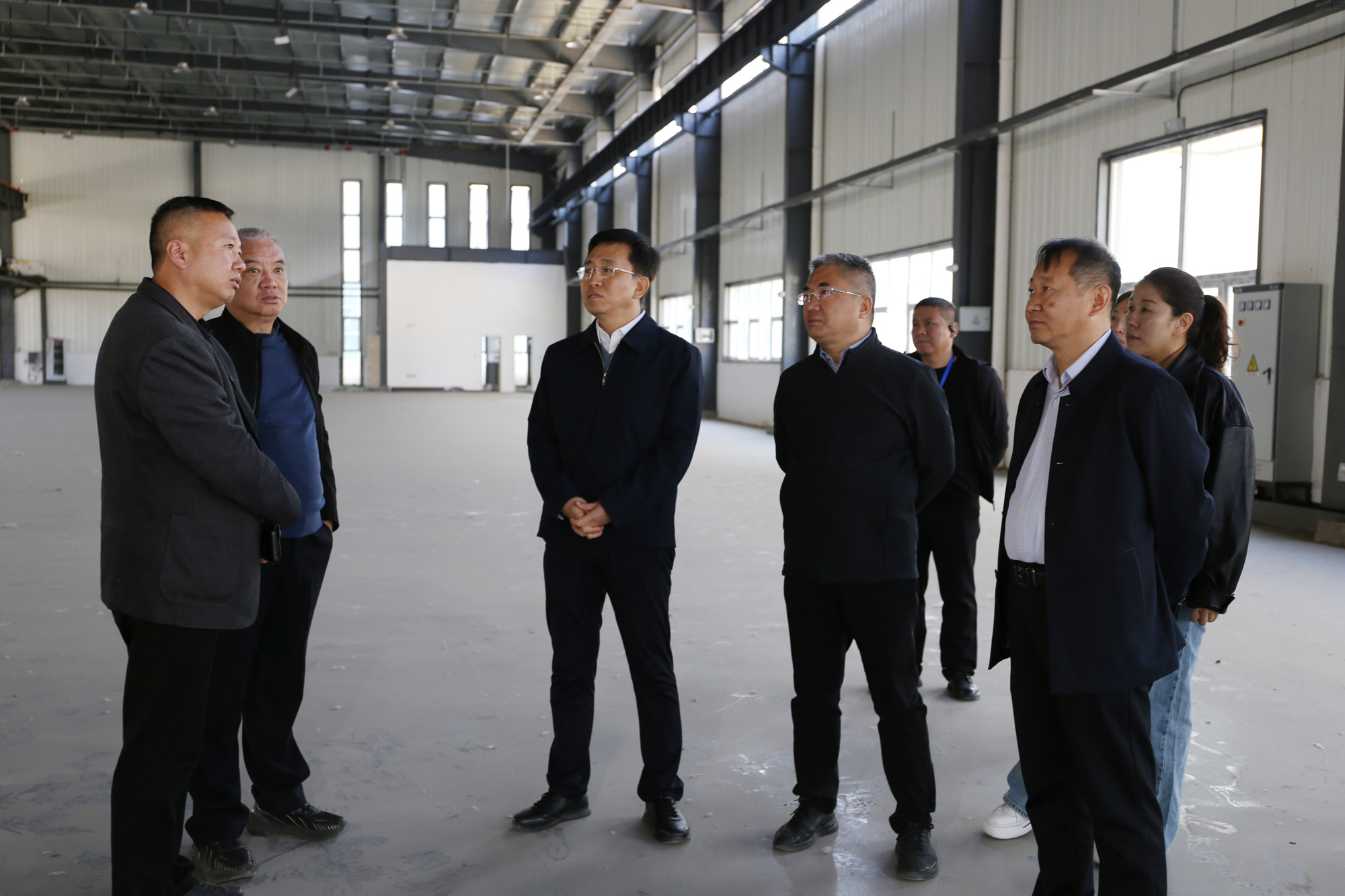 段尧刚在数智互联产业园与来访企业进行座谈交流