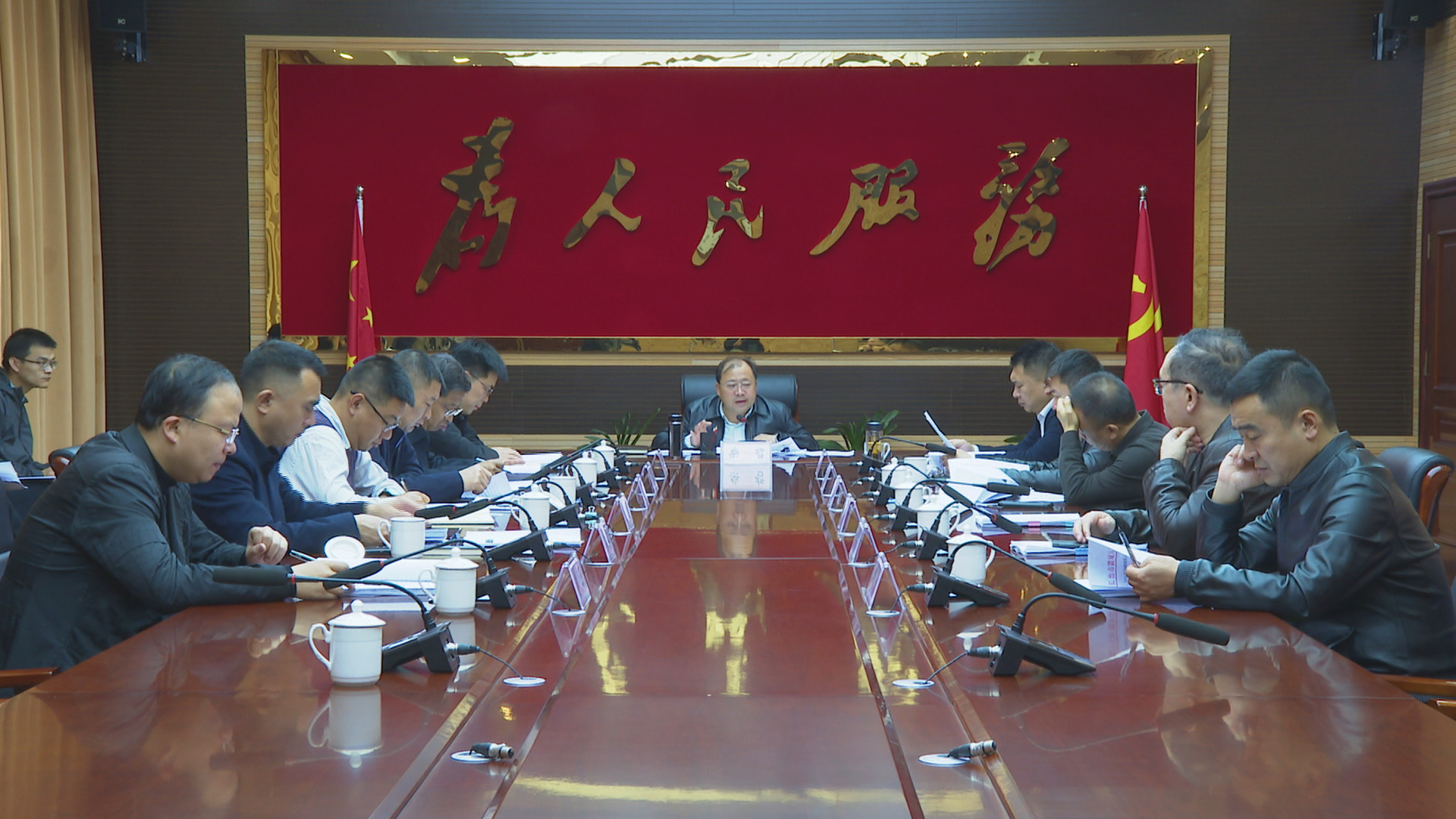 区政府召开常务会议