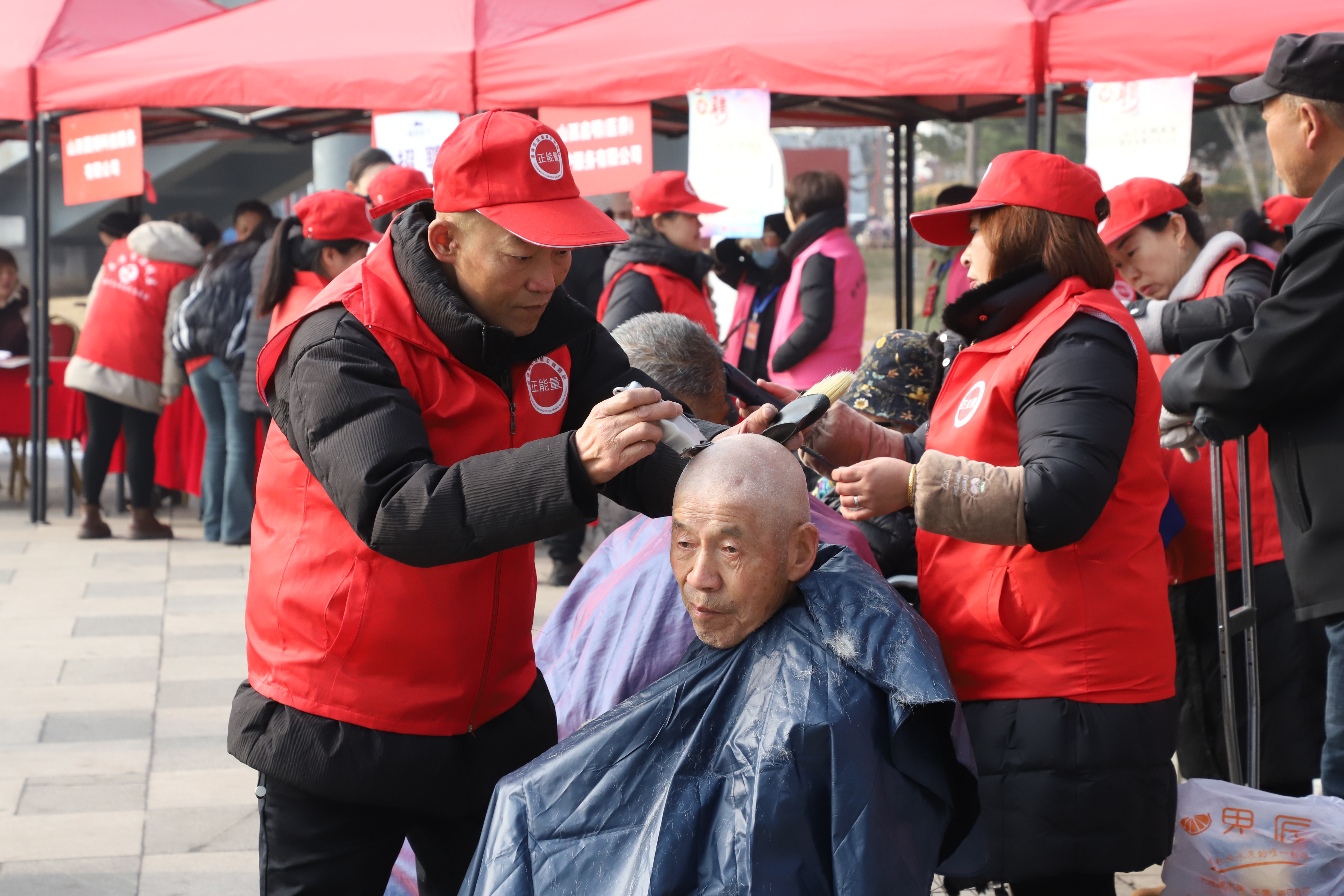 传承雷锋精神 志愿服务同行