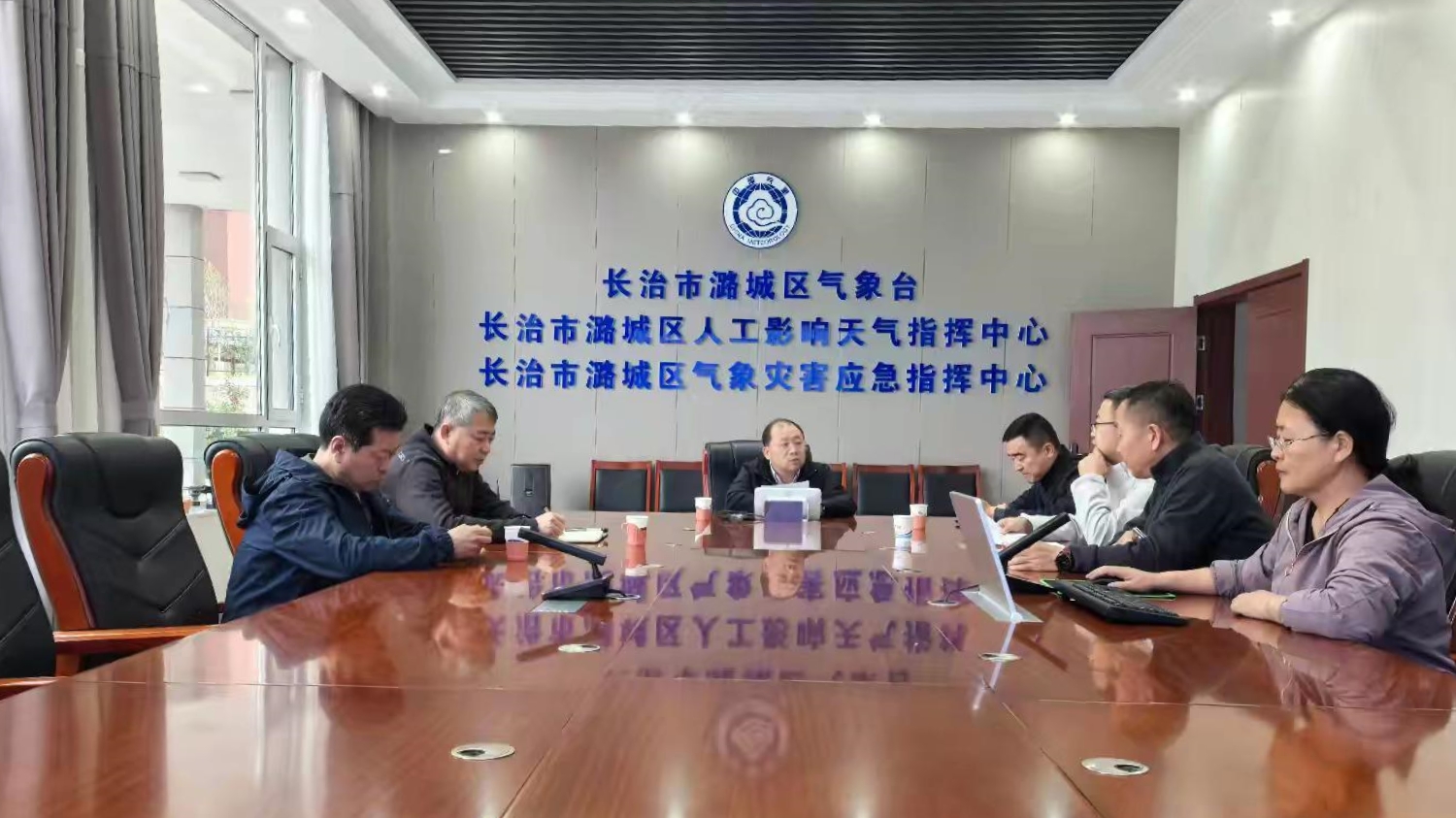 柴哲到区应急指挥部现场调度防汛应急工作