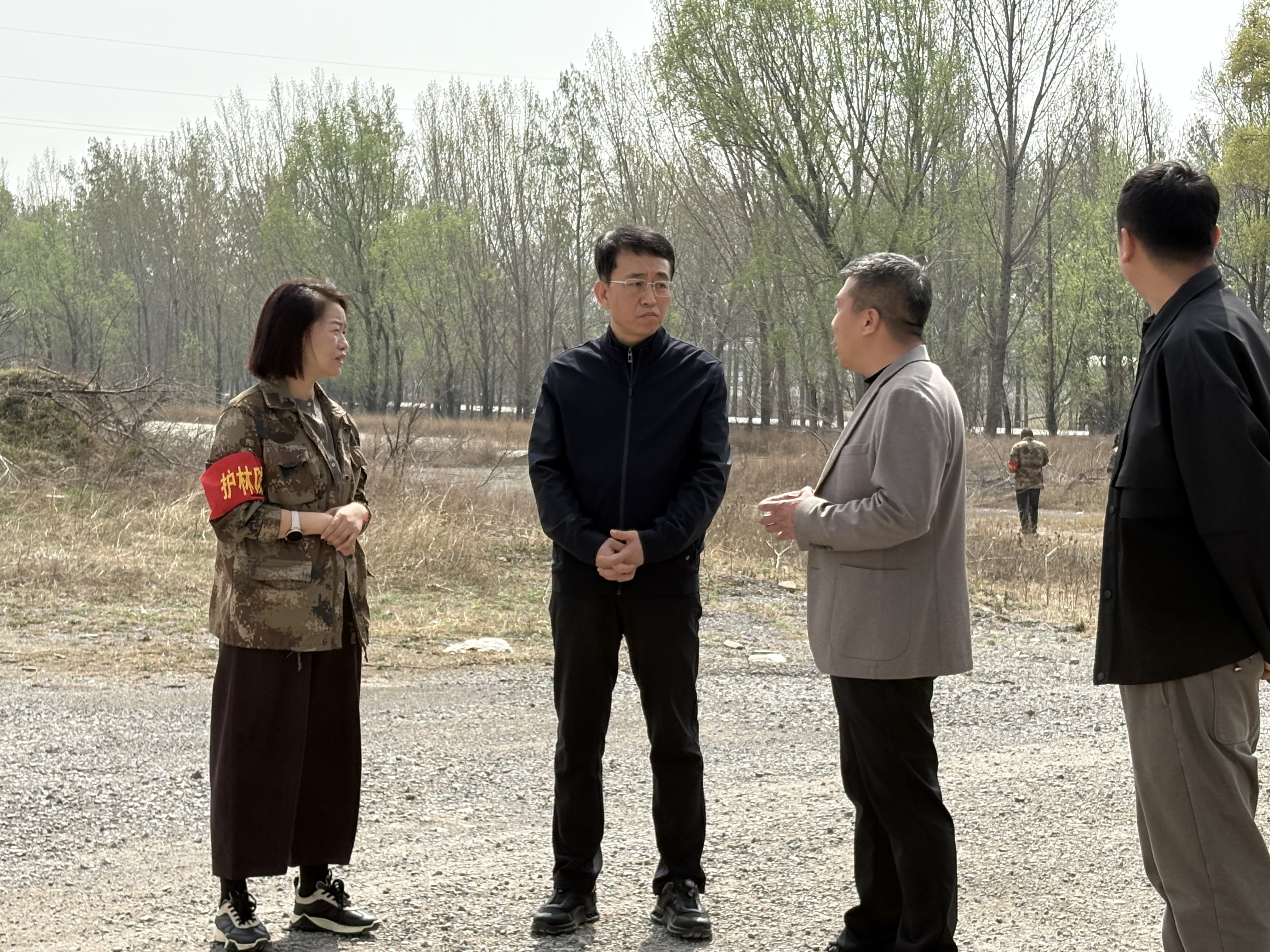 段尧刚在史回镇调研项目建设与森林草原防火工作